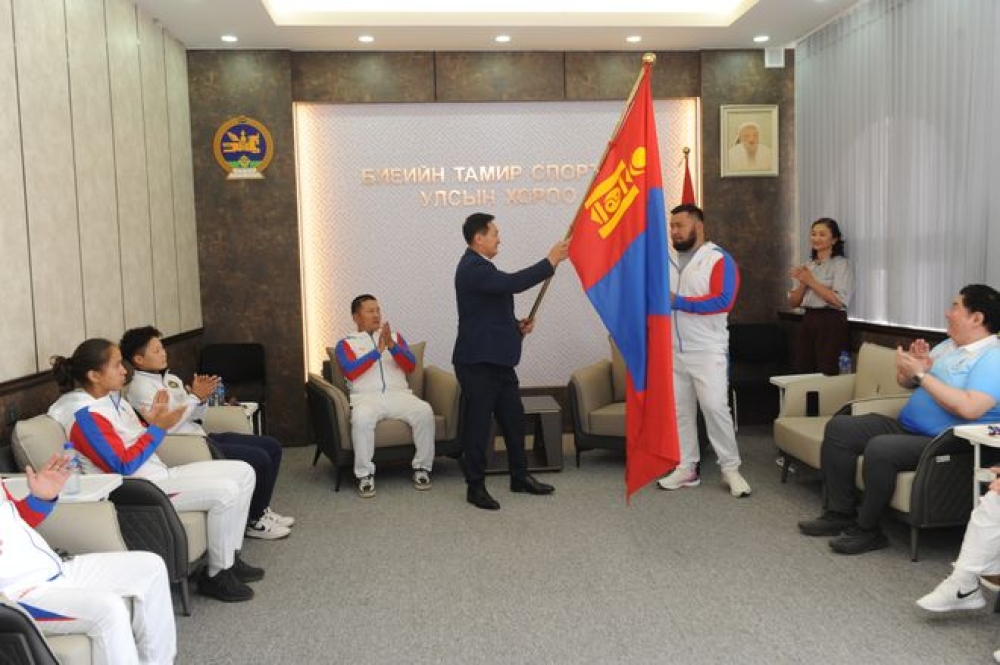 Дэлхийн наадамд өрсөлдөх баг тамирчдад Төрийн далбааг гардуулан өглөө