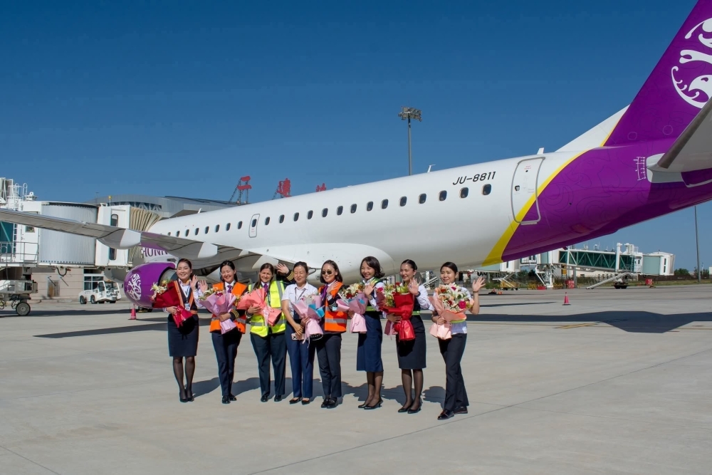 Эмэгтэйчүүдээс бүрдсэн нисэх баг анх удаагаа нислэгт гарлаа