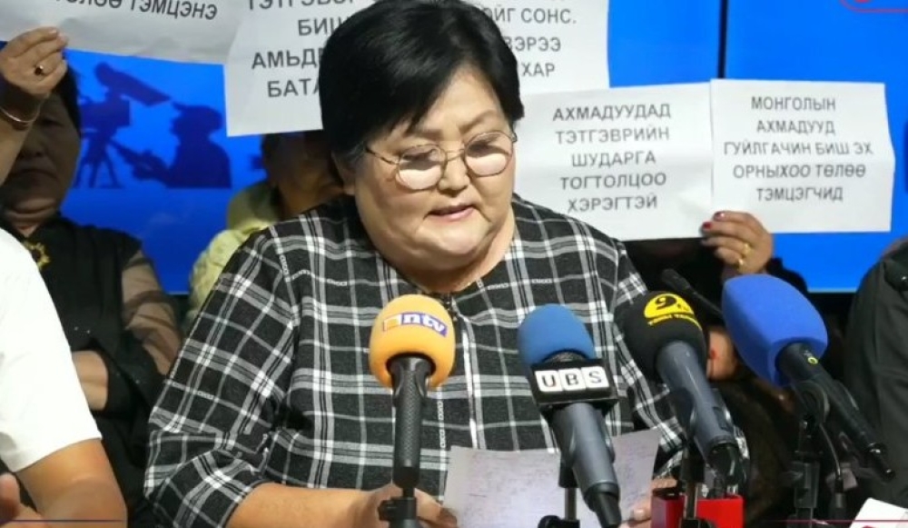 Ахмадууд: Арилжааны банкууд тэтгэврийн зээлд давхар хүү бодож байгааг төр засаг анхаарах шаардлагатай байна