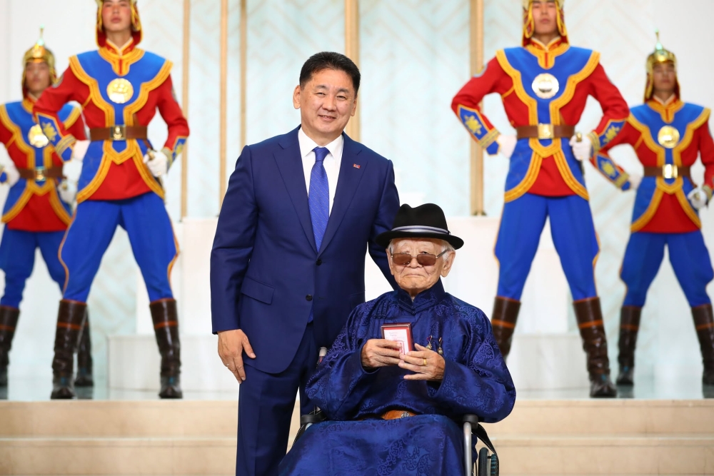 Ардын уран зохиолч Пунцагийн Бадарчид Хөдөлмөрийн баатар цол хүртээлээ