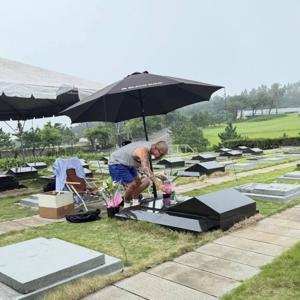 Barbie Hsu-гийн нөхөр Dj Koo эхнэрийнхээ шарил дээр өдөр бүр шахуу очиж, цэцэг өргөдөг байна