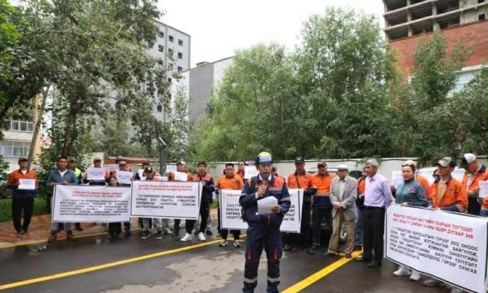 “Багануур” ХК-ийн гүйцэтгэх захирлыг хууль бусаар халсныг уурхайчид эсэргүүцэж жагсаж байна