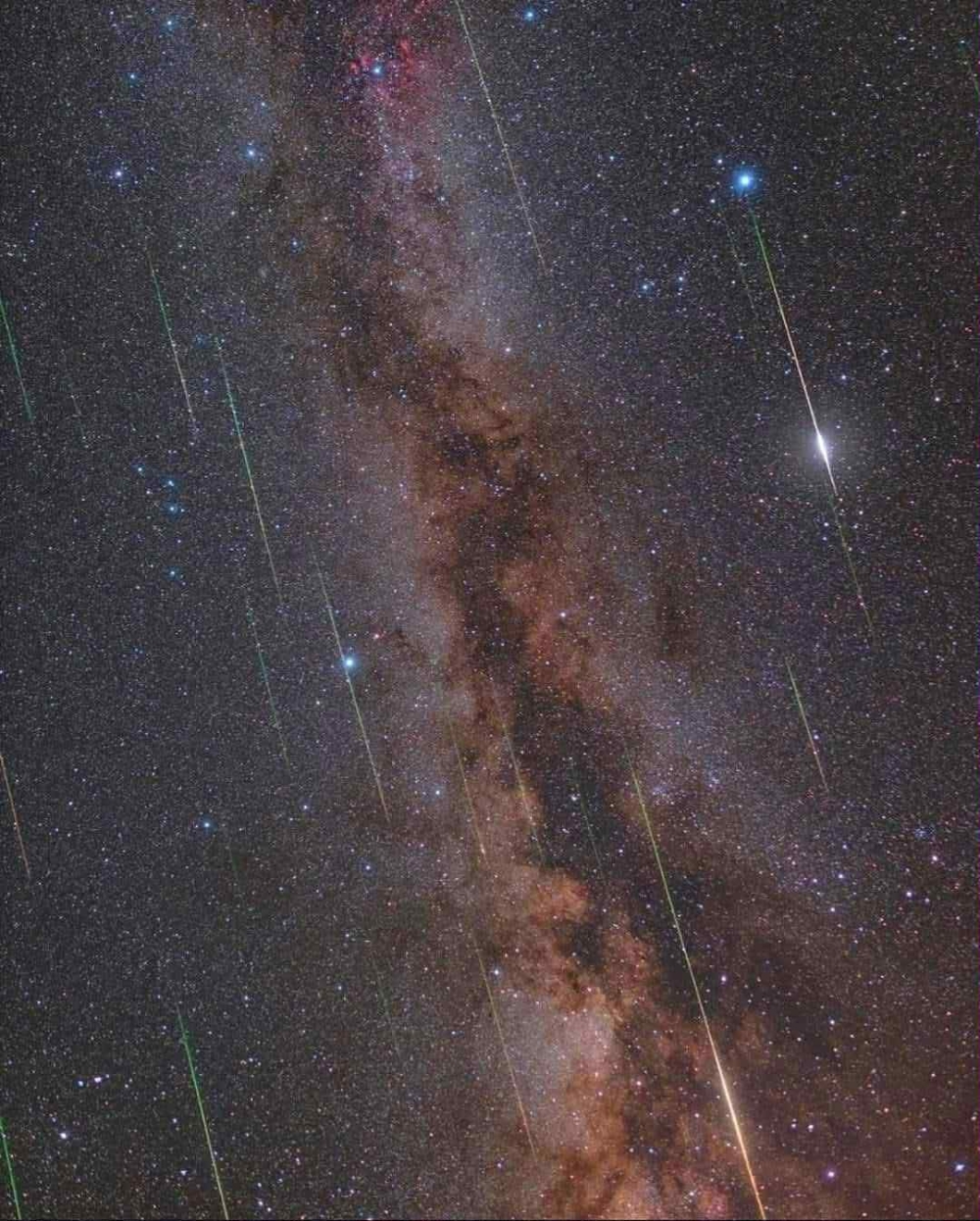 Монголын тэнгэрт  “Ихэр солирын бороо”  үзэгдэнэ