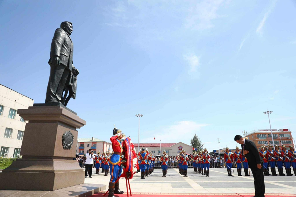 Төр, нийгмийн зүтгэлтэн Ю.Цэдэнбалын хөшөөнд хүндэтгэл үзүүллээ