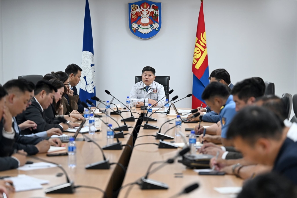 Голуудын ай савын хогийг цэвэрлэж, орчныг ариутгана