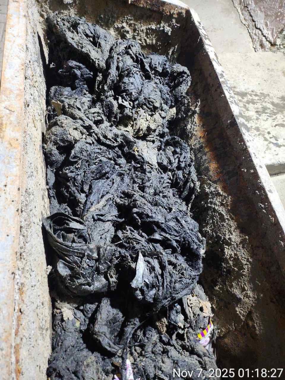 Иргэд нойлдоо хатуу хог хаягдал ихээр хийснээр бохирын хоолой бөглөрч байна