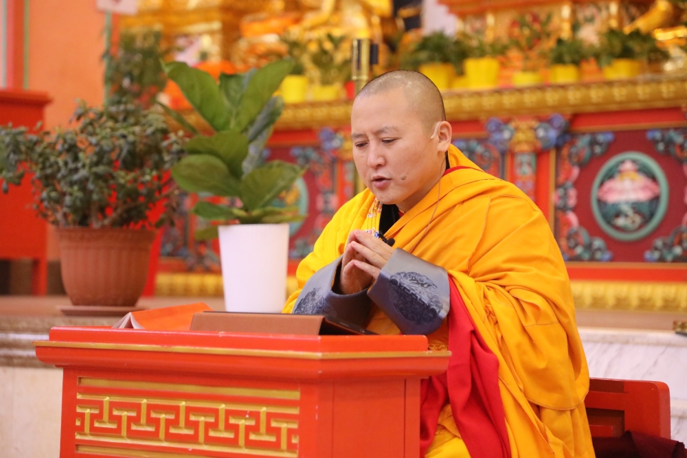 Хамба лам Д.Жавзандорж “Эцэг эхийн ачийг хариулахуй“ номын айлдвар айлдаж байна