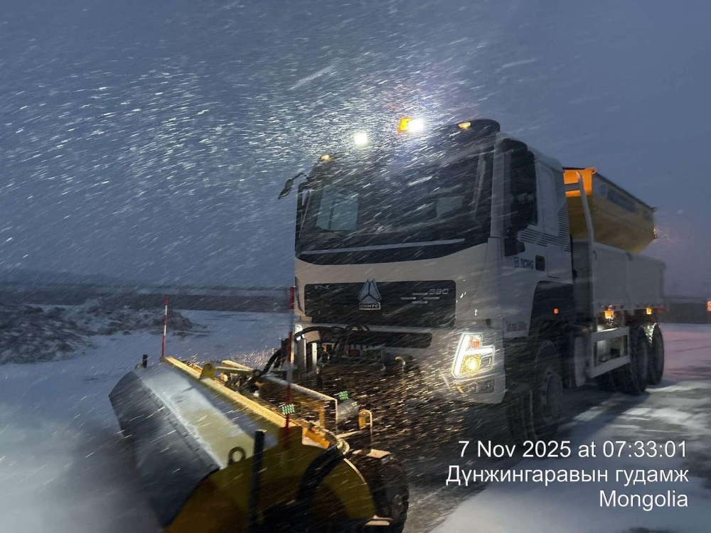 Баянзүрх дүүрэгт халтиргаа гулгаа үүсэхээс сэргийлж 107 тонн давс цацжээ