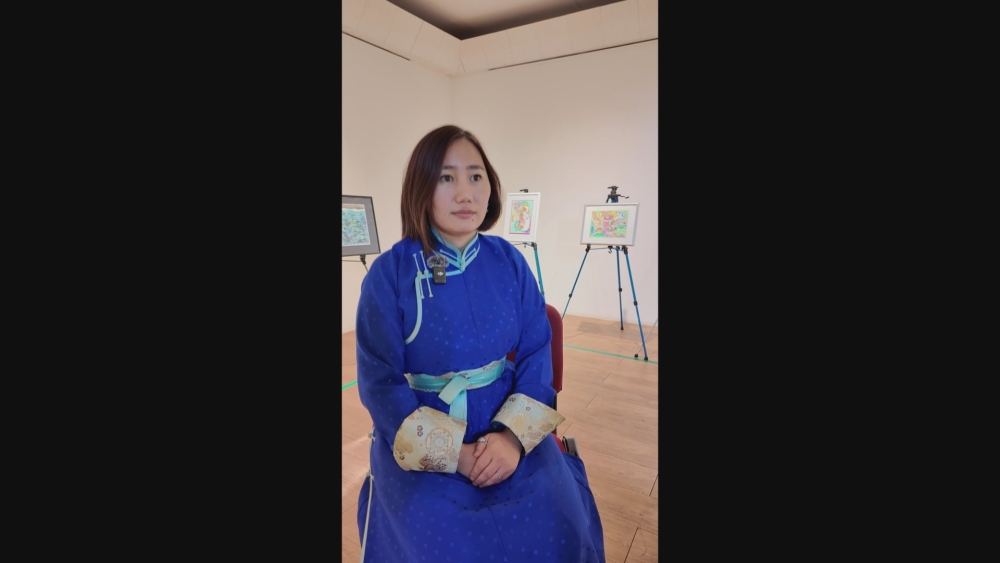 Т.Хулан: Бурхан сайн зарлагадаа Инээмсэглэл бэлэглэдэг гэдэг