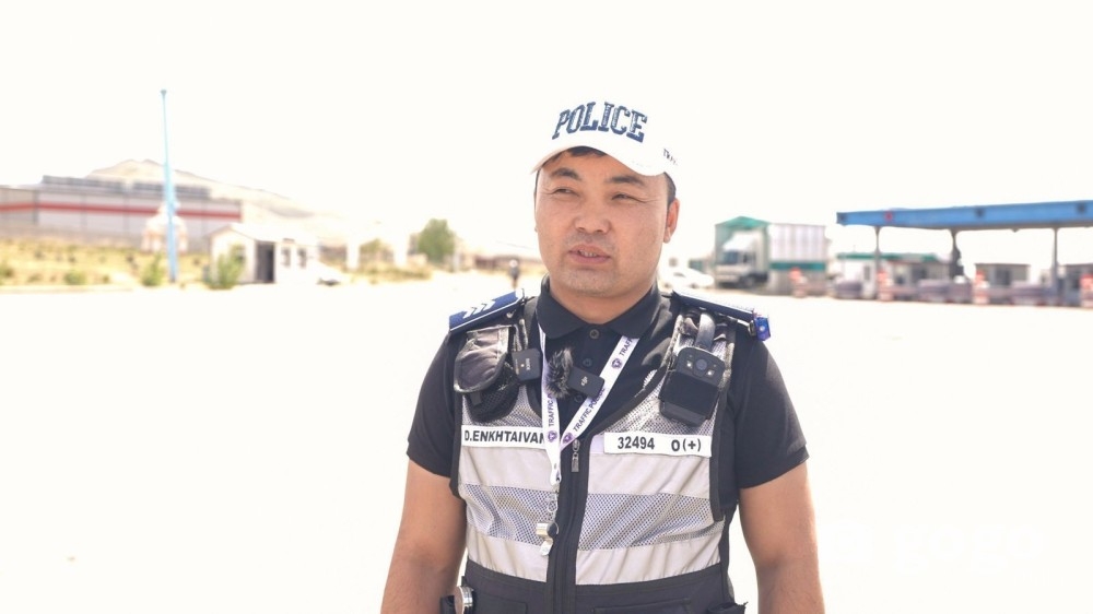 Замын цагдаа хүүхэд эх барьж авчээ