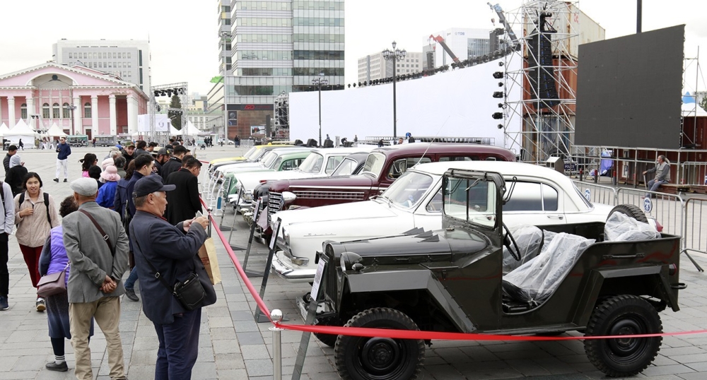 Хуучин машинуудын үзэсгэлэн дэлгэгдлээ