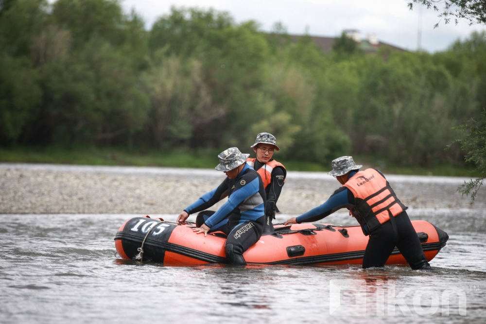 400 орчим албан хаагчид гол дагуу ажиллаж байна
