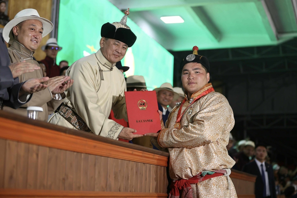 76 жилийн дараа Баянхонгор аймгаас улсын баяр наадмын түрүү бөх төрлөө