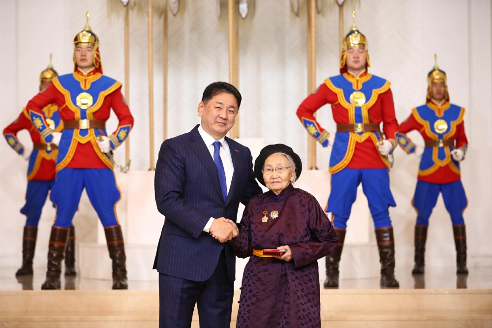 “Загасны Дулмаа” хэмээн олноо алдаршсан академич Аюурын Дулмаад Хөдөлмөрийн баатар цол хүртээлээ