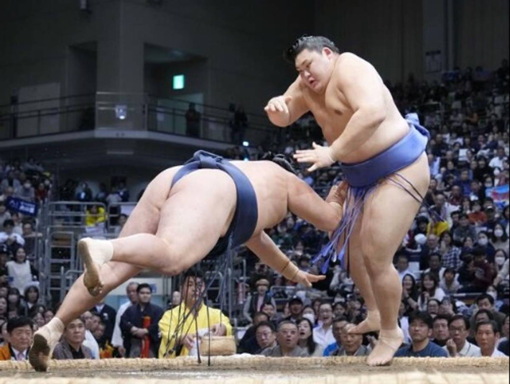 Ёкозүна Ооносато ганцаараа тэргүүлж эхэллээ